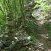 Herrlicher Trail mit vielen kunstvoll geschichteten Steinmännern
