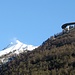 <b>Vista sul Pizzo Lucendro (2963 e sulla Cresta del Poncionetto (2663 m).<br />A destra, il tornante a quota 1797 m della strada del Passo del San Gottardo.</b>