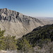 Im Aufstieg zum Guadalupe Peak - Blick zum Hunter Peak (2.550 m/8.368 ft) auf der gegenüberliegenden Seite des Pine Springs Canyon.