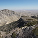 Im Aufstieg zum Guadalupe Peak - Ausblick in etwa östliche Richtung, u. a. zum Hunter Peak (2.550 m/8.368 ft, links).