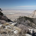 Gipfelbereich Guadalupe Peak - Teilpanorama 1/9 etwas östlich des höchsten Punktes. Ausblick u. a. hinunter ins Salt Basin und zum nordwestlich gelegenen Shumard Peak (2.626 m/8.615 ft, rechts).