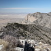 Gipfelbereich Guadalupe Peak - Teilpanorama 2/9 etwas östlich des höchsten Punktes. Zu sehen ist u. a. der nordwestlich gelegene Shumard Peak (2.626 m/8.615 ft, rechts der Mitte).