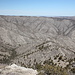 Gipfelbereich Guadalupe Peak - Teilpanorama 3/9 etwas östlich des höchsten Punktes. Rechts ist ein Stück des Tejas Trail zu erkennen.