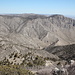Gipfelbereich Guadalupe Peak - Teilpanorama 4/9 etwas östlich des höchsten Punktes. Zu sehen sind u. a. Pine Springs Canyon (unten) und Hunter Peak (2.550 m/8.368 ft, rechts). Auch der Tejas Trail ist auf der gegenüberliegenden Seite des Canyons zu erkennen. Unser nächstes Ziel, Devil's Hall, "versteckt" unten im Canyon (etwa in Bildmitte).