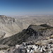 Gipfelbereich Guadalupe Peak - Teilpanorama 5/9 etwas östlich des höchsten Punktes. Ausblick in etwa nordöstliche/östliche Richtung, u. a. zum Hunter Peak (2.550 m/8.368 ft, links).