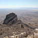 Gipfelbereich Guadalupe Peak - Teilpanorama 8/9 etwas östlich des höchsten Punktes. Ausblick im Gegenlicht u. a. zum südlich gelegenen El Capitan (2.464 m/8.085 ft). 