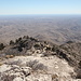 Gipfelbereich Guadalupe Peak - Teilpanorama 7/9 etwas östlich des höchsten Punktes. Unten ist ein Stück des US Highway 62/80 zu erkennen, etwa in Bildmitte auch die "Pferde-Parkplätze".