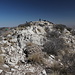 Gipfelbereich Guadalupe Peak - Blick aus der Nähe der westlichen Abbruchkante zum höchsten Punkt. Es ist Sonntag und etwa 10 Personen haben den höchsten Berg von Texas bestiegen.