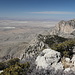 Gipfelbereich Guadalupe Peak - Teilpanorama 1/4 aus der Nähe der westlichen Abbruchkante. Ausblick u. a. hinunter ins Salt Basin und zum nordwestlich gelegenen Shumard Peak (2.626 m/8.615 ft, rechts).