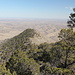 Im Abstieg vom Guadalupe Peak - Ausblick in etwa östliche Richtung. Gut ist hier zu erkennen, wie die nördlichen, eher schattigen Hänge bewaldet sind, während südlich kaum größere Pflanzen gedeihen.