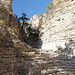 Unterwegs im Pine Springs Canyon zu Devil's Hall - "Hiker's Staircaise", eine natürliche Treppe im geschichteten Fels.