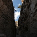 Devil’s Hall - Ein von hohen, geschichteten Felswänden umgebener, schmaler Einschnitt im Pine Springs Canyon.