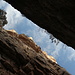 Devil's Hall - Blick "nach oben" zwischen den Felswänden, die den schmalen Abschitt des Canyons umgeben.