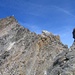 Glänzendes Gipfelkreuz auf dem Gipfel, den ich über den Ostgrat erreicht habe.  Einige leichte aber ausgesetzte Kletterstellen.