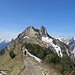 Der Gipfel und das Berggasthaus rücken näher. Der Weg von der Staubern Richtung Saxer Lücke verläuft in der Nordflanke weiter und scheint noch schneebedeckt zu sein