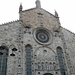 Il duomo di Como, intitolato a Santa Maria Assunta, è la chiesa cattedrale di Como. Situato vicino al lago, rappresenta uno dei più ragguardevoli monumenti dell'Alta Italia. È l'ultima cattedrale gotica costruita in Italia,[senza fonte] nel 1396, dieci anni dopo la fondazione del duomo di Milano. I lavori per la costruzione, iniziati in quell'anno su progetto di Lorenzo degli Spazzi di Laino[1], terminarono nel 1770, con l'elevazione della cupola, opera di Filippo Juvara.[2]<br /> <br />Lungo 87 metri, largo 36-56 metri, alto 75 metri al culmine della cupola, presenta un impianto a croce latina con tre navate e transetto sormontato da un'imponente cupola. All'interno vi sono custoditi arazzi del XVI secolo e XVII secolo, eseguiti a Ferrara, Firenze, Anversa e dipinti cinquecenteschi di Bernardino Luini e di Gaudenzio Ferrari.<br />