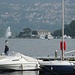 Imbarcazioni nel lago di Como e in secondo piano la fontana di villa Geno