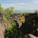 Gipfelbereich Ostrý - Neben schönen Basaltformationen befinden sich am Gipfel auch Reste einer Burgruine.