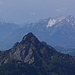Aussicht vom Grossen Mythen (1898,0m) über die Rigi Hochflue (1699,1m) zum Pilatus mit den Gipfel Matthorn (2041,3m), Tomlishorn (2128,5m), Esel (2118,7m) und Klimsenhorn (1907m). Links am Horizont ist die Schafmatt (1979,0m), in der Bildmitte der Schimbrig (1815,3m).