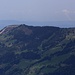 Aussicht vom Grossen Mythen (1898,0m) auf die beiden höchsten Berge vom Kanton Zug: Rossberg-Gnipen (1568m) und Rossberg-Wildspitz (1580,0m).