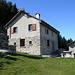 [http://www.capanneti.ch/tedesco/alva_d/alva.html Capanna Alpe d'Alva]: Luxus-Selbstversorgerhütte