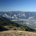 Blick zum nördlichen Ende des Gardasees: links des Monte Brione (der Felsklotz in der Mitte) befindet sich Torbole, rechts Riva