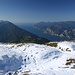 auf dem Monte Stivo mit Blick über den Schnee zum Lago di Garda