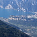 Tiefblick zum Lago die Garda mit Riva und dem Monte Brione