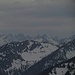Michi [u mabon]`s Gugger mit seiner nicht unbedingt für jeden nachahmenswerten Abstiegsvariante :-) [http://www.hikr.org/tour/post49447.html] vor den Allgäuer Alpen