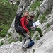 Männer im Topo-Studium beim Klettergarten in Nassereith
