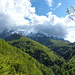 Grüne Wälder am Gridone-Nordhang. Links Val di Bordei, rechts Val del Boschetto.