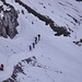 Zoom auf eine Gruppe aufsteigender BergsteigerInnen