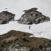 Ein Berggänger meistert das Schneefeld