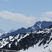 Hinter dem Skigebiet Grubigstein schwingt sich die Heiterwand empor