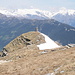 Pizzo Ricuca, cima N (2272, 6 m). Dietro al Matro appare la Val Camadra con le sue montagne