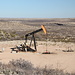 Auf der Anfahrt zur Tour an der New Mexico State Road 137 - Typisch #2: Ölförderung. Im Permian Basin, das sich im Südosten von New Mexico und vor allem im benachbarten Texas befindet, werden Tausende solcher Anlagen betrieben. Dabei wird Öl und Gas gemäß Angabe auf einer Infotafel aus geologischen Formationen in 7.000 - 12.000 Fuß (ca. 2.100 - 3.600 m) Tiefe gefördert.