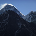 Vom Gokyo Ri zeigt sich der Everest mit der Optik des Teleobjektivs