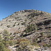 Unterwegs vom Lost Peak zum Dog Canyon Trailhead (Tejas Trail) - Ausblick zu felsdurchsetzten Hängen auf der gegenüberliegenden Talseite.