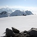 <b>A 2780 m di quota arrivo su un altopiano con alcune rocce che emergono dalla neve. Ne approfitto per una breve sosta e per ammirare l’ultima parte della salita.</b>