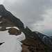 Diepen Pt. 2222m; beim letzten Schneefeld der Einstieg auf den Gipfel; Grat welchem wir bis zum Rophaien überqueren