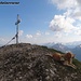 Luca genießt die ungewöhnliche Ruhe beim Gipfelkreuz