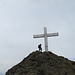 Esther erreicht den Gipfel mit dem mächtigen Kreuz