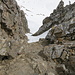 Blick von der Scharte am Spitzmeilen-Gipfel in die Rinne, über die der (leichteste) Auf- und Abstieg erfolgt 