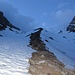 Am Beginn der mächtigen Seitenmoräne des Schwarzgletschers - links und rechts lückenlose Schneedecke, nur der unmittelbare Moränenkamm ist schneefrei.
