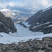 Tiefblick vom Zackenpaß in das Tal des Schwarzgletschers, zur Spittelmatte und zur Lohnergruppe.