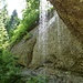 kleiner Wasserfall, dahinter führt der Wanderweg durch