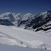 Und los geht die dreitägige Skitour durch die grösste Eisfläche der Alpen: Vom Jungfraujoch (3454m) kann man gleich einmal über den Jungfraufirn zum Konkordiaplatz abfahren!<br /><br />Rechts ist das Dreieckhorn (3810,7m) das südwestlich den Konkordiaplatz überragt.