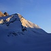 Ein erster Skitourentag geht mit den letzten Sonnenstrahlen über der Grünhornlücke (3280m) zu Ende. <br /> <br />Über der Lücke leuchtet der Wyssnollem (3590m). Darüber sind das Fiescher Gabelhorn (3876m) und der Chamm (3866m).