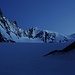Aufstieg während der Morgendämmerung über den Walliser Fiescherfirn in Richtung Agassizhorn. <br /> <br />Links und in der Mitte ist die mächtige Wand Ostwand mit den Gipfel Gross Grünhorn (4043,5m), Klein Grünhorn (3913m) und Hinter Fiescherhorn (4025m). Am Gletscherende steht der Ochs oder Klein Fiescherhorn (3895m).