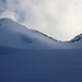 Oberhalb der Eistrümmerfelder eröffnet sich eine zunehmend ansteilende Firnflanke zum 200m höher liegenden Agassizhoch (3749m). Bei optimalen Bedingungen können die Ski vom Sattel über den Grat auf den 3946m hohen Agassizhorngipfel getragen werden. Mir war die bis 39° steile Gipfelabfahrt zu eisig weshalb ich die Ski im Agassizjoch deponierte.